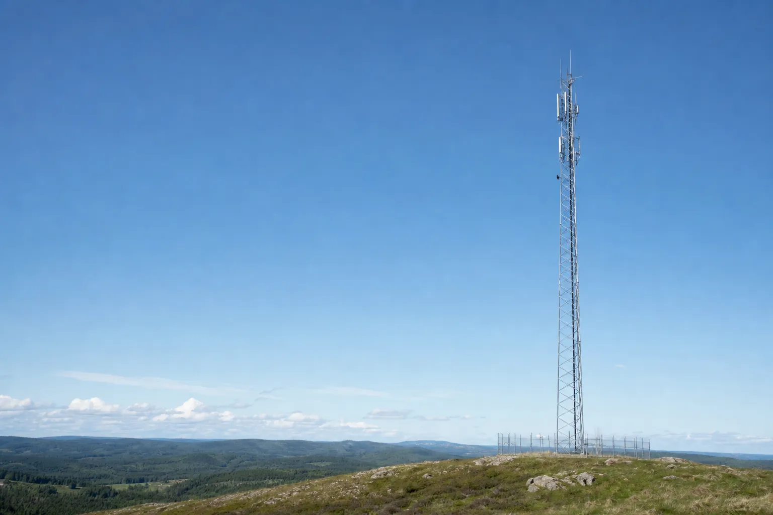 Radiomast i ett öppet svenskt landskap